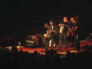 Brian May brings the boys to the front of the stage for a little acoustic jam